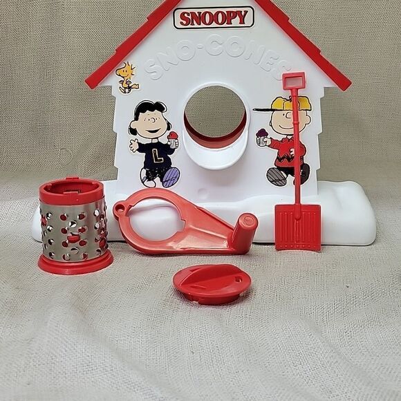 Vtg Hasbro Snoopy and Peanuts Sno-Cone Machine, Snow Cone Maker, #28805 - Picture 6 of 10